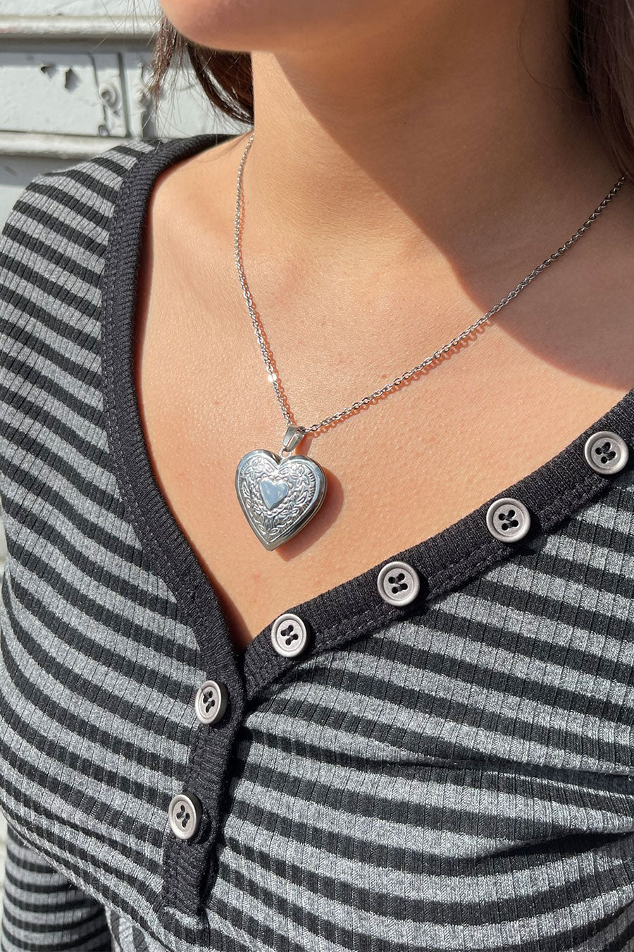2000s Medium Heart Locket Pendant Chain Necklace - Image 4